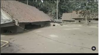 Semeru Volcanic Ash Buried Villages, 1 Death, Hundreds Evacuated