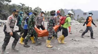 Mother, Daughter Found Hugging in Ruins After Semeru Eruption