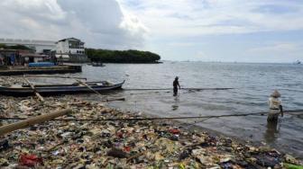1.2 Million Tons Waste Leak into the Sea Each Year in Indonesia