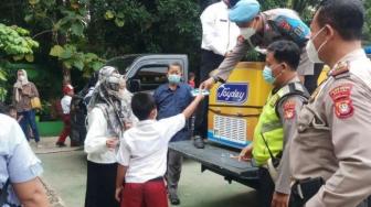 Police Give Ice Cream to Persuade Children to Get Vaccinated