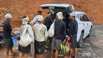 A Team of Medics Treat Baduy Indigenous People, Paid with Crops