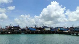 Dozens of Fishing Boats Stuck in Port Due to Extreme Weather