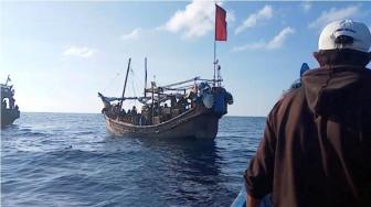 Indonesian Navy Pulls Rohingya Refugees' Boat to Port