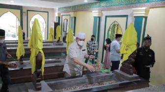 Pilgrimage to Pekanbaru City Founder's Tomb