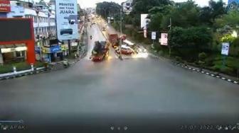 Update: Truck Hits Dozens of Vehicles at Red Light in Balikpapan, 4 Dead