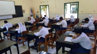 Doctors, Academics Call for Suspension of In-Person Learning