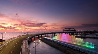Sunset at Suroboyo Bridge, Newest Surabaya Attraction