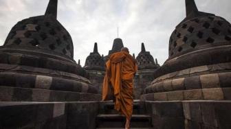 Tourists Must Now Wear Special Sandals to Climb Borobudur Temple
