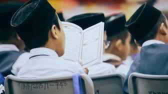 Surabaya Offers Scholarships for Students Who Memorize Religious Scriptures
