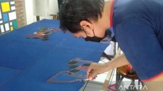 Disabled Artisans in Solo Make Mandalika MotoGP Themed Batik