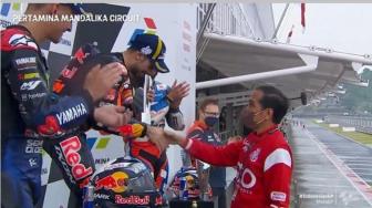 MotoGP Mandalika Racers Get Souvenirs of Indonesian Specialties