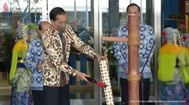 President Joko Widodo kicking off INACRAFT 2022, the biggest craft exhibition in Southeast Asia, on March 23. (Photo: Cabinet Secretariat)