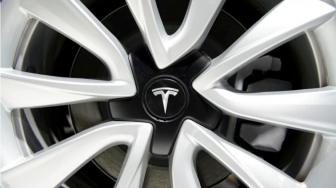 Minister Luhut Sets Conditions for Tesla to Invest in Indonesia