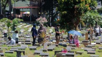 Public Cemeteries Filled as Pilgrims Visit Relatives' Graves Before Ramadan