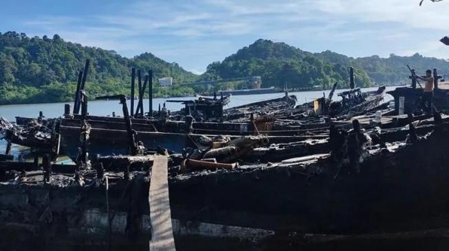 Boats destroyed in a fire accident in Cilacap. (Photo: ANTARA/HO-HNSI CIlacap)