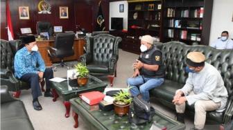 Indonesian Pilgrims to Mecca by Motorcycle, 11,000 Kilometers Away