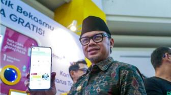 Plastic Waste Exchanged for Phone Credit in Bogor