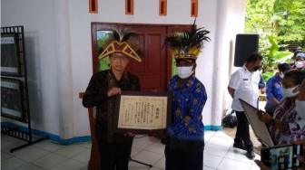 Japan Awards Indonesians Who Collect Skeletons of Japanese Soldiers