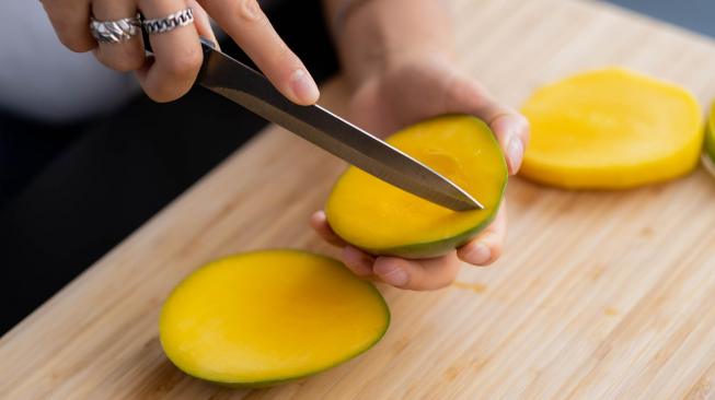 Slicing a mango illustration (Ron Lach/Pexels)