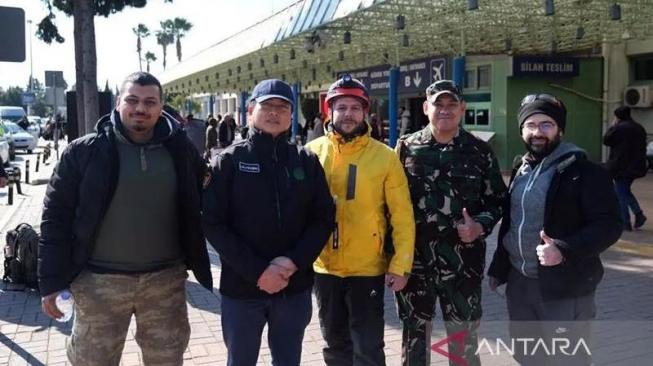 Indonesian Ambassador to Turkey Lalu Muhammad Iqbal (second left) worked in a temporary office in Adana, one of the cities affected by the earthquake (Antara/KBRI Ankara)