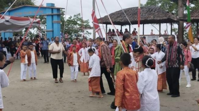 Dansa Tali (rope dancing) a traditional Ambonese dance performed in a circle, symbolizing unity, with participants holding hands and swaying. The young participants are wearing the Ambonese traditional attire Baju Koko (men) and Baju Kurung (women). And the honorary guests opted traditional hand-woven shirt and scarf [Antara]