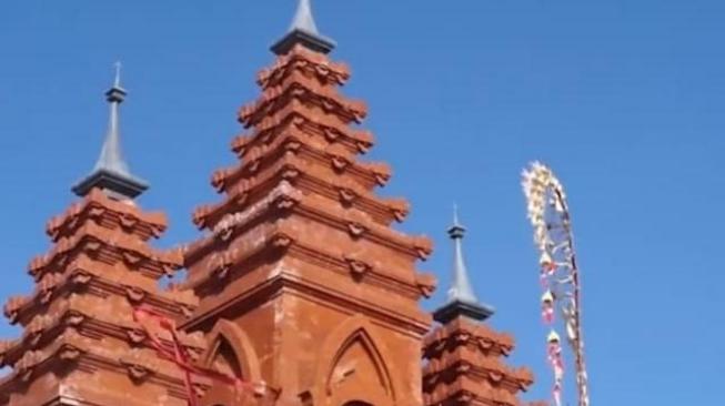 The grandeur Balinese traditional architecture on top of Denpasar Cathedral, Bali [Instagram @/katedraldenpasar]