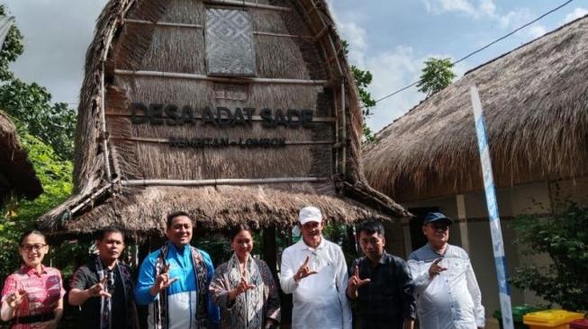 A group photo with Deputy Minister of Tourism Niluh Puspa (center) and officials during the launch of the eco village program in Sade Tourism Village, Rambitan Village, Pujut Subdistrict, Central Lombok Regency, West Nusa Tenggara Province, Friday (May 23rd, 2025) [ANTARA/Akhyar Rosidi]