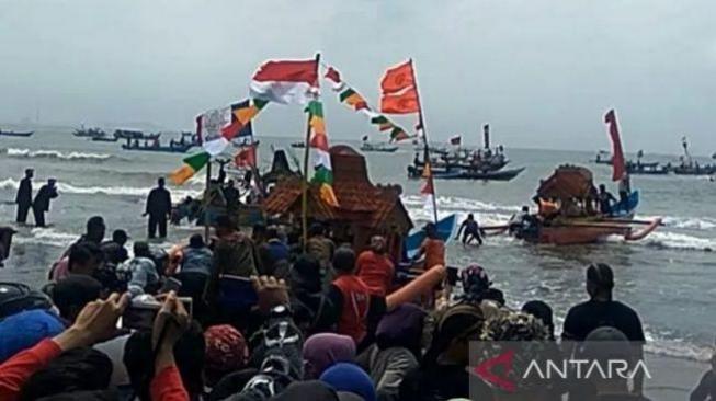 Sea Alms at Tanjung Mas, Semarang [ANTARA/HO-Pemkot Semarang]