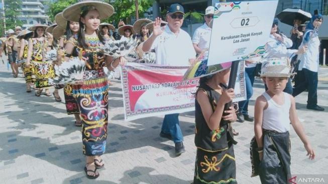 The Chairman of IKN Authority Basuki Hadimuljono in the parade of Nusantara Culture Festival at KIPP IKN [ANTARA/Nyaman Bagus Purwaniawan] 
