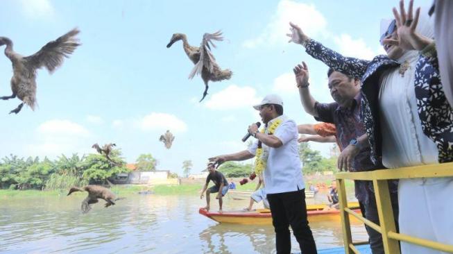 Tangerang's mayor, Sachrudin, releases the ducks as the symbol of the opening ceremony for Dragon Boat Festival Peh Cun 2576/2025 in Cisadane River embankment [ANTARA/HO-Pemkot Tangerang]