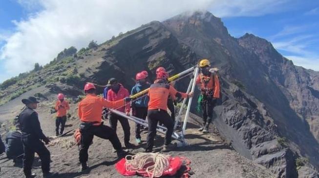 Search and Rescue Team on duty in the fell of Juliana Marins at Rinjani Mountain, the action taking place on Tuesday (June 24th, 2025) [Antara/HO Rescue Team PR Mataram]