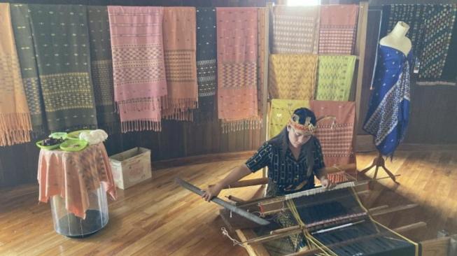 Desi (25), a weaver at the Weaving House, Puncak Waringin, Labuan Bajo, East Nusa Tenggara (NTT), demonstrate how to weave using gedogan [ANTARA/Imamatul Silfia]