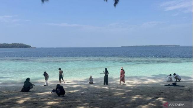 Weekenders at Sepa Island within Kepulauan Seribu mini archipelago, Jakarta [ANTARA/Nabil Ihsan]