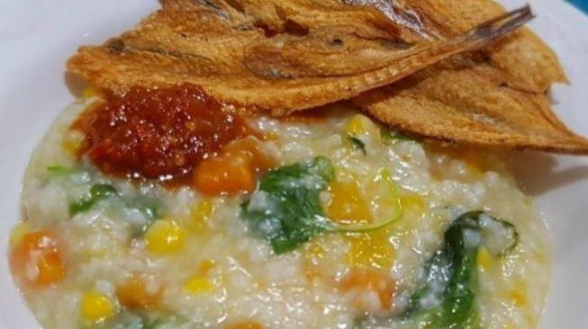 Bubur Manado or Manadoian porridge with grilled salty fish [Suara.com]