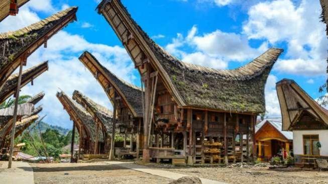Tongkonan and alang (house and rice barn), the distinctive traditional housing architecture in Tana Toraja, South Sulawesi [Shutterstock]