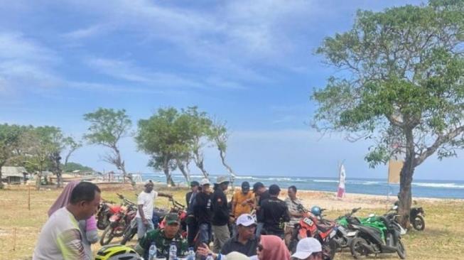The preparation before arranging 2025 Festival Lakey at Lakey Beach, Dompu District, West Nusa Tenggara [Diskominfo DompuKab]