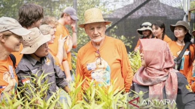 Professor Tim Roberts (centre) at the summer course, takes the students from Newcastle University, Australia to Pulau Curiak [ANTARA/HO-SBI]