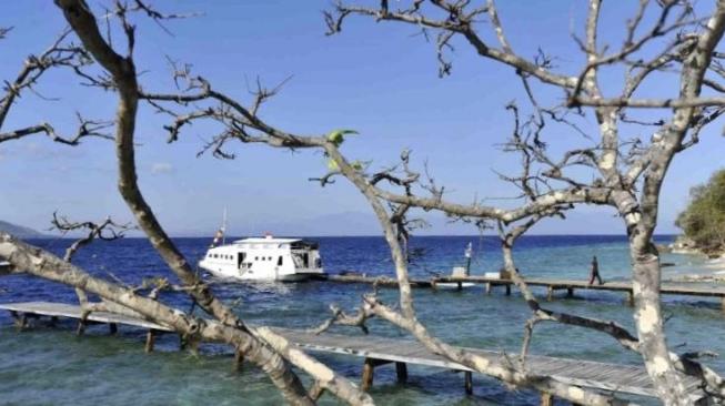 A tourist boat just docking at Moyo Island that gain international tourists awareness since visited by the late Princess Diana [Antara/Andika Wahyu]