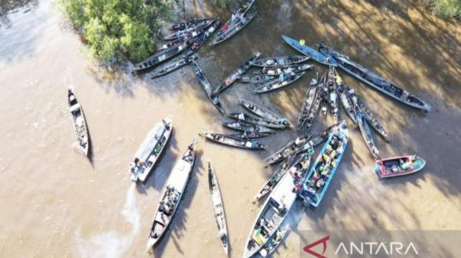 Floating market at Curiak Island, where the fishermen sells the caught fish [ANTARA/HO-SBI]