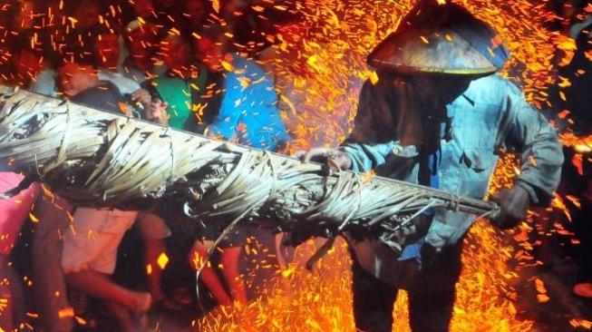 Torch battle with drief coconut leaves on fire at Tegalsambi, Jepara, Central Java [ANTARA FOTO/Yusuf Nugroho/rwa]