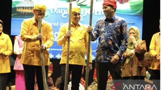 Moh Rizal Intjenae (right hand side), Sigi Regent at the opening ceremony Lindu Lake Festival 2025 at Tomado Village, Lore Lindu [Antara]
