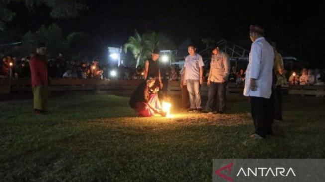 Markus, The Regent of West Bangka within Bangka-Belitung Province attending the traditional fireball, part of Jerieng Culture 2025 st  Islamic School Miftahul Jannah,  Pelangas Village, West Bangka [ANTARA/HO-Diskominfo Bangka Barat]