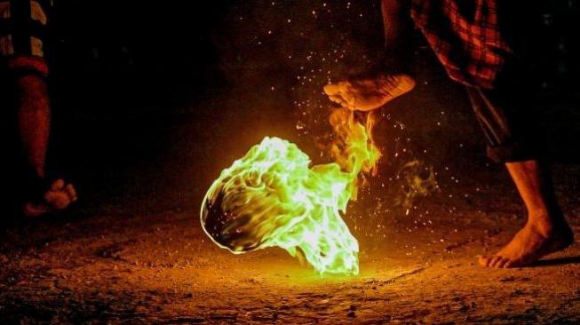 Fireball football at Cibiru Hilir Village, Cileunyi, Bandung, West Java [ANTARA FOTO/Raisan Al Farisi]