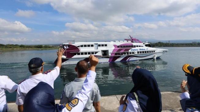 The fast boat service connects Marina Boom Harbour in Banyuwangi with Serangan Harbour in Denpasar in her maiden sailing [ANTARA/HO-Pemkab Banyuwangi]