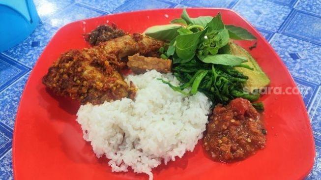 Nasi Tempong Banyuwangi [Suara.com/Rima Sekarani]