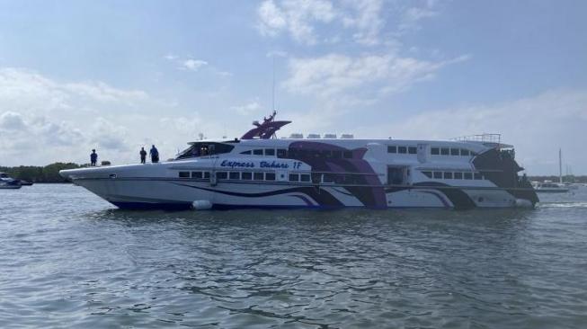 The fast boat Banyuwangi-Denpasar before anchored at Serangan Harbour, Denpasar (July 23rd, 2025) [ANTARA/Ni Putu Putri Muliantari]