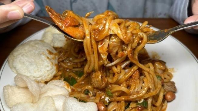 Mie Aceh or Aceh noodle, has two versions: fried or soupy, usually mixed with fresh seafood, from shrimp, prawn, into crab. A must try [Twitter]