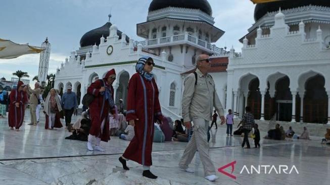 Foreign tourists are visiting Baiturrahman Grand Mosque, Banda Aceh [ANTARA FOTO/Ampelsa] 