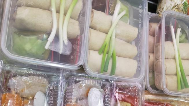 A must try savoury snack in Semarang: lumpia or spring rolls, made from bamboo shot, shrimp, egg, and carrot [TheIndonesia.co/CNR ukirsari]