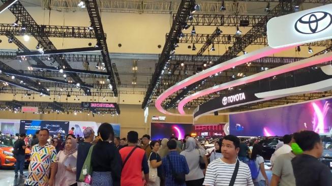 Weekend's visitors flowing at GIIAS 2025, ICE BSD City, South Tangerang  [TheIndonesia.co/CNR ukirsari]